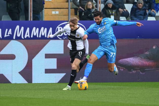 Pontus Almqvist (Parma Calcio) fights for the ball against Mikael Egill Ellertsson (Venezia FC) during Parma Calcio vs Venezia FC, Italian soccer Serie A match in Parma, Italy, January 19 2025 Copyright: xLorenzoxCattani IPAxSportx xipa-agency.netx xx IPA_53130271 IPA_Agency_IPA53130271