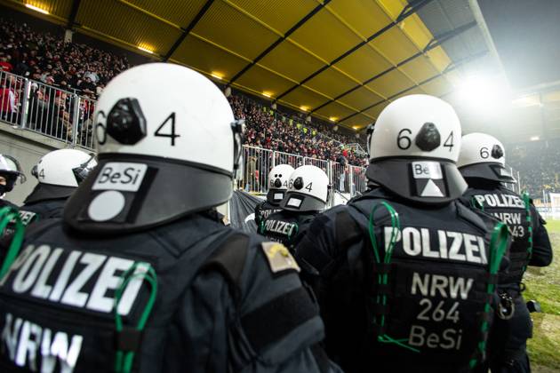 Bilder des Jahres 2025, Sport 01 Januar Sport Themen der Woche KW03 Sport Bilder des Tages 3.Liga: Alemannia Aachen - Rot-Weiss Essen; 19.01.2025 Polizisten stehen vor dem Gästeblock, Fans von Rot-Weiss Essen. 3.Liga: Alemannia Aachen - Rot-Weiss Essen; Tivoli, Aachen; 19.01.2025 DFB regulations prohibit any use of photographs as image sequences and or quasi video. Copyright: xBEAUTIFULxSPORTS Buriakovx