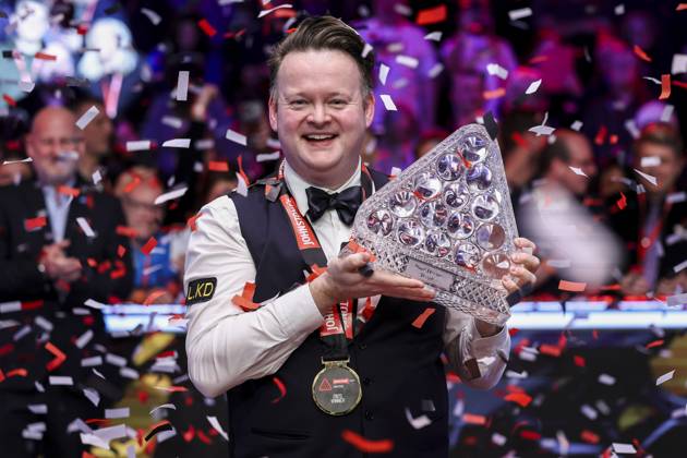 Bilder des Jahres 2025, Sport 01 Januar Sport Themen der Woche KW03 Sport Bilder des Tages 19th January 2025, Alexandra Palace, London, England; 2025 Johnstones Paint Masters Snooker Day 8; Shaun Murphy of England lifts the 2025 Johnstones Paint Masters Snooker Trophy during trophy ceremony  ActionPlus12740953 HenningxVonxJagow