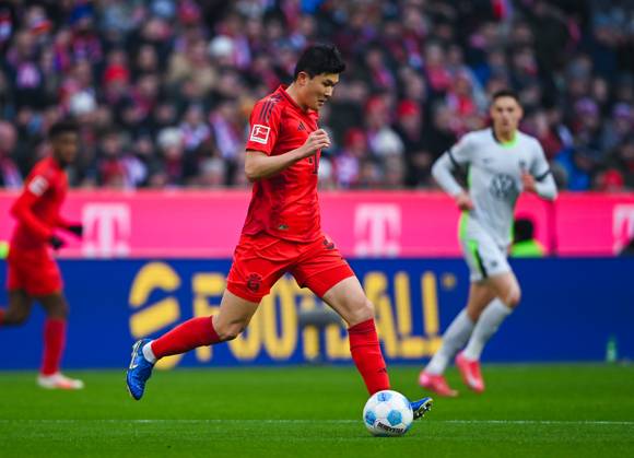 Min-Jae Kim (FC Bayern Muenchen) in Aktion waehrend des Spiels der 1. Bundesliga zwischen FC Bayern München und VfL Wolfsburg, Allianz Arena am 18. January 2025 in München, Deutschland. (Foto von Silas Schueller DeFodi Images) +++ Min-Jae Kim (FC Bayern Muenchen) controls the ball during the Bundesliga match between FC Bayern München and VfL Wolfsburg at Allianz Arena on January 18, 2025 in Munich, Germany. (Photo by Silas Schueller DeFodi Images) DFL regulations prohibit any use of photographs as image sequences and or quasi-video. (Photo by Silas Schueller DeFodi Images) Defodi-738_738_BAYWOL_20250118_415