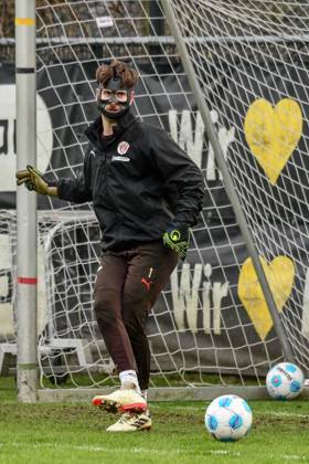 Ben Voll ( Pauli ) am Ball Deutschland , Hamburg , Traininggelände an der Kollaustrasse , Fussball , 1 . Fussball Bundesliga , FC St Pauli