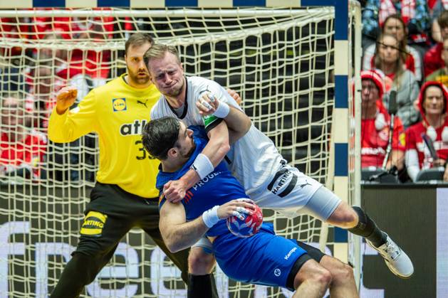 Sport Bilder des Tages Handball Herning 23.01.2025 IHF Handball World Championship, WM, Weltmeisterschaft Hauptrunde Italien (ITA) - Deutschland (GER) Luka Witzke (Deutschland, No.07) PARISINI Andrea Carlo (Italien, No.32)