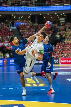 Handball Herning 23.01.2025 IHF Handball World Championship, WM, Weltmeisterschaft Hauptrunde Italien (ITA) - Deutschland (GER) Julian Köster (Deutschland, No.18) Koester PARISINI Andrea Carlo (Italien, No.32)