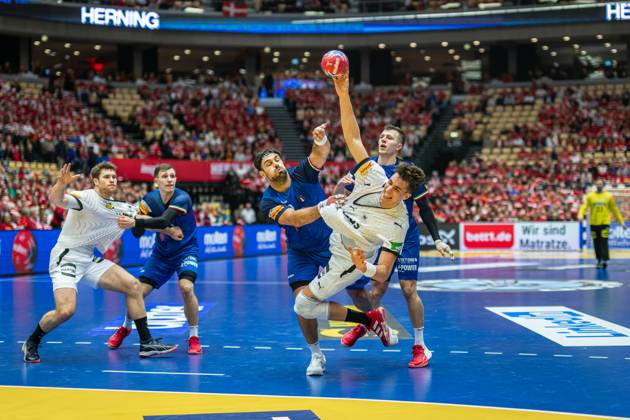 Handball Herning 23.01.2025 IHF Handball World Championship, WM, Weltmeisterschaft Hauptrunde Italien (ITA) - Deutschland (GER) Julian Köster (Deutschland, No.18) Koester PARISINI Andrea Carlo (Italien, No.32)
