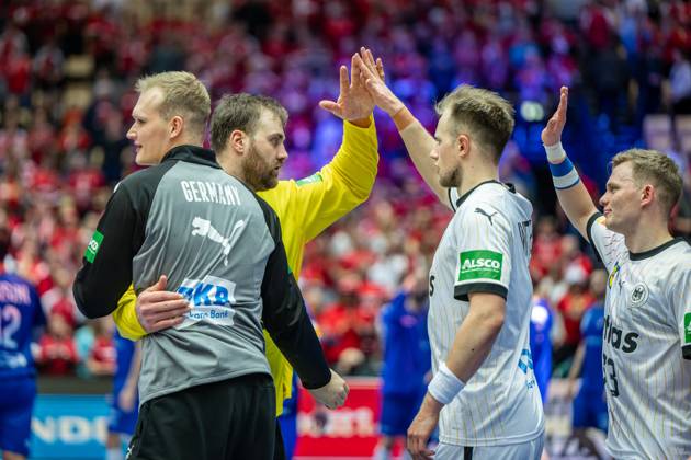 Handball Herning 23.01.2025 IHF Handball World Championship, WM, Weltmeisterschaft Hauptrunde Italien (ITA) - Deutschland (GER) Andreas Wolff (Deutschland, TW, No.33) Jubel David Späth (Deutschland, TW, No.01) Spaeth Spath Luka Witzke (Deutschland, No.07) Timo Kastening (Deutschland, No.73)
