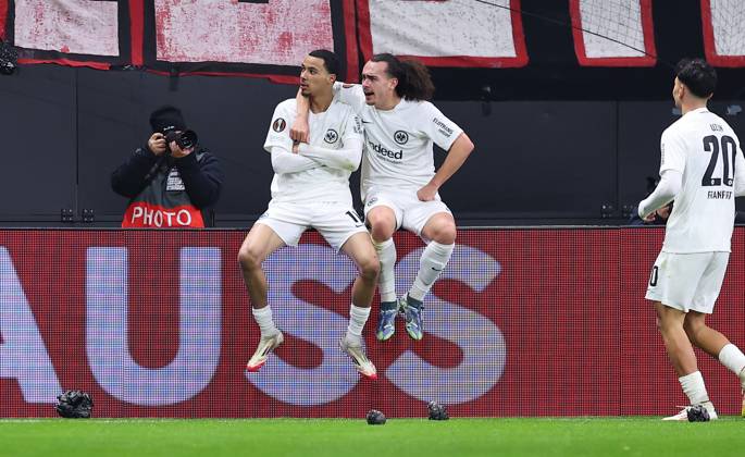 Bilder des Jahres 2025, Sport 01 Januar Sport Themen der Woche KW04 Sport Bilder des Tages 23.01.2025, Fussball UEFA Europa League, Eintracht Frankfurt - Ferencvarosi TC, emonline, emspor, v.l., Torjubel zum 2:0 durch Hugo Ekitike (Eintracht Frankfurt), Arthur Theate (Eintracht Frankfurt), Goal celebration, celebrate the goal DFL DFB REGULATIONS PROHIBIT ANY USE OF PHOTOGRAPHS AS IMAGE SEQUENCES AND OR QUASI-VIDEO. xdcx Copyright: HMBxMedia Claus