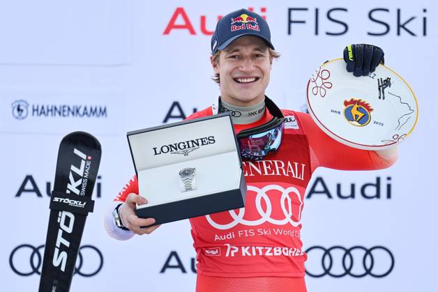Bilder des Jahres 2025, Sport 01 Januar Sport Themen der Woche KW04 Sport Bilder des Tages ALPINE SKIING - FIS WC Kitzbuehel KITZBUEHEL,AUSTRIA,24.JAN.25 - ALPINE SKIING - FIS World Cup, Hahnenkamm-race, Super G, men. Image shows the rejoicing of Marco Odermatt (SUI). keywords: trophy.  GEPAxpictures xWolfgangxGrebien