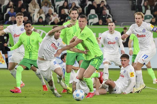 Bilder des Jahres 2025, Sport 01 Januar Sport Themen der Woche KW04 Sport Bilder des Tages Dominik Javorcek (Holstein Kiel) und Denis Vavro (VfL Wolfsburg) kaempfen um den Ball, Bundesliga, VfL Wolfsburg v Holstein Kiel, Volkswagen Arena am 24. January 2025 in Wolfsburg, Deutschland. (Foto von Marco Steinbrenner DeFodi Images) Dominik Javorcek (Holstein Kiel) und Denis Vavro (VfL Wolfsburg) battle for the ball, Bundesliga, VfL Wolfsburg v Holstein Kiel, Volkswagen Arena, January 24, 2025 in Wolfsburg, Germany. (Photo by Marco Steinbrenner DeFodi Images) DFL regulations prohibit any use of photographs as image sequences and or quasi-video. Defodi-700_wolf_kiel_20250124_042