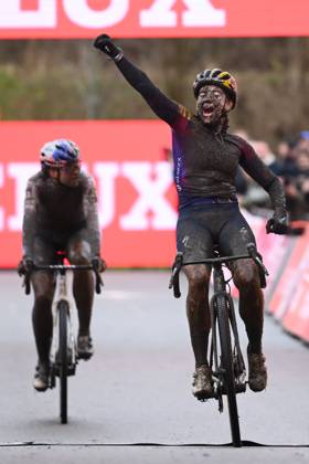 Bilder des Jahres 2025, Sport 01 Januar Sport Themen der Woche KW04 UCI Cyclocross World Cup Maasmechelen 2025 MAASMECHELEN, BELGIUM - JANUARY 25 : Vas Kata Blanka (HUN) of Team Sd Worx - Protime winning in front of Backstedt Zoe (GBR) of Canyon - Sram Racing during the 11th leg of the UCI Cyclocross World Cup Series 2024-2025 women elite race on January 25, 2025 in Maasmechelen, Belgium, 25 01 2025 Maasmechelen Belgium  Copyright: xVincentxKalutx