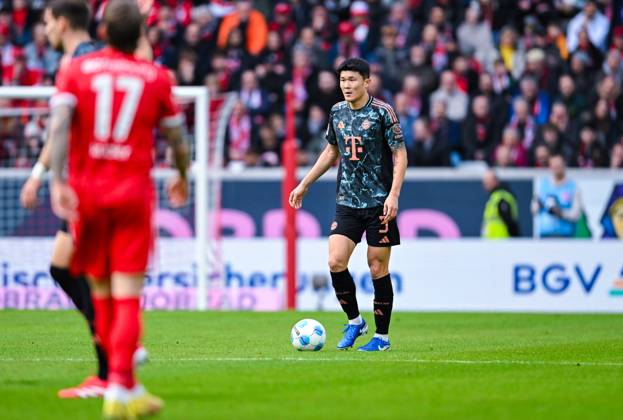 Min-Jae Kim (FC Bayern Muenchen) in Aktion waehrend des Spiels der 1. Bundesliga zwischen SC Freiburg und FC Bayern München, Europa-Park Stadion am 25. January 2025 in Freiburg, Deutschland. (Foto von Silas Schueller DeFodi Images) +++ Min-Jae Kim (FC Bayern Muenchen) controls the ball during the Bundesliga match between SC Freiburg and FC Bayern München at Europa-Park Stadium on January 25, 2025 in Freiburg, Germany. (Photo by Silas Schueller DeFodi Images) DFL regulations prohibit any use of photographs as image sequences and or quasi-video. (Photo by Silas Schueller DeFodi Images) Defodi-738_738_SCFBAY_20250125_331