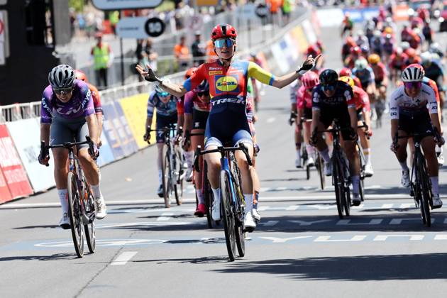 Bilder des Jahres 2025, Sport 01 Januar Sport Themen der Woche KW04 Sport Bilder des Tages CYCLING WOMENS TOUR DOWN UNDER CRITERIUM, Clara Copponi (centre) from France and team Lidl-Trek celebrates her win in a sprint finish during the Santos Women s Tour Down Under street classic at Hilton Adelaide hotel in Adelaide, Sunday, January 26, 2025. ( NO ARCHIVING, EDITORIAL USE ONLY, NO USE IN BOOKS WITHOUT CONSENT ADELAIDE SOUTH AUSTRALIA AUSTRALIA  Copyright: xCONxCHRONISx 20250126119707577000