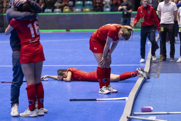 Bilder des Jahres 2025, Sport 01 Januar Sport Themen der Woche KW04 Sport Bilder des Tages Volvo E.R.B. Final 4 Finale Frauen: Berliner HC - Mannheimer HC, 26.01.2025 Ida-Marie Köllinger (Berliner HC 24) & Alina Sophie Jäger (Berliner HC 13) nach der Niederl0age traurig, am Boden, niedergeshlagen, Berliner HC - Mannheimer HC, Frankfurt, Süwag Arena, 26.1.2025 Copyright: xBEAUTIFULxSPORTS Gawlikx