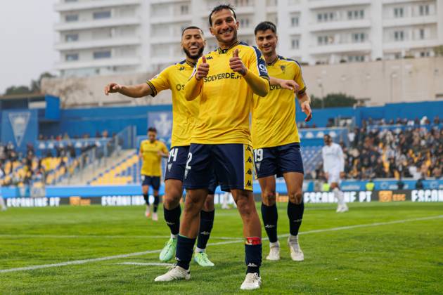 Players of Estoril seen celebrating after goal from Joao Carvalho during Liga Portugal game between teams of GD Estoril Praia and Vitoria SC at Estadio Antonio Coimbra da Mota (Maciej Rogowski) Estoril Estadio Antonio Coimbra da Mota Portugal Copyright: xMaciejxRogowskix estorilvitoriasc2425-12