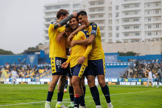 Players of Estoril seen celebrating after goal from Joao Carvalho during Liga Portugal game between teams of GD Estoril Praia and Vitoria SC at Estadio Antonio Coimbra da Mota (Maciej Rogowski) Estoril Estadio Antonio Coimbra da Mota Portugal Copyright: xMaciejxRogowskix estorilvitoriasc2425-13
