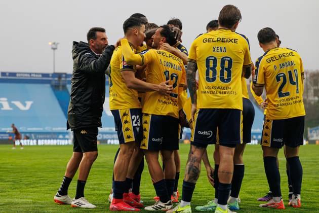 Players of Estoril seen celebrating after goal from Joao Carvalho during Liga Portugal game between teams of GD Estoril Praia and Vitoria SC at Estadio Antonio Coimbra da Mota (Maciej Rogowski) Estoril Estadio Antonio Coimbra da Mota Portugal Copyright: xMaciejxRogowskix estorilvitoriasc2425-14