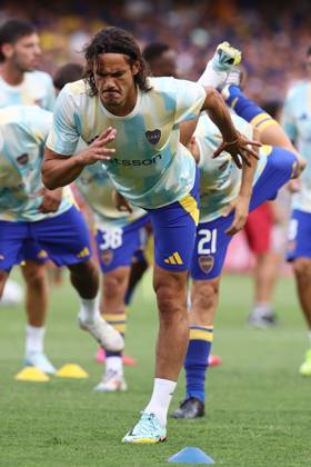 Boca Juniors Uruguayan forward Edinson Cavani warms up before the 2025 Apertura Tournament of the Argentine Professional Football League match against Argentinos Juniors, at La Bombonera stadium in Buenos Aires, on January 26, 2025. BUENOS AIRES ARGENTINA Copyright: xALEJANDROxPAGNIx