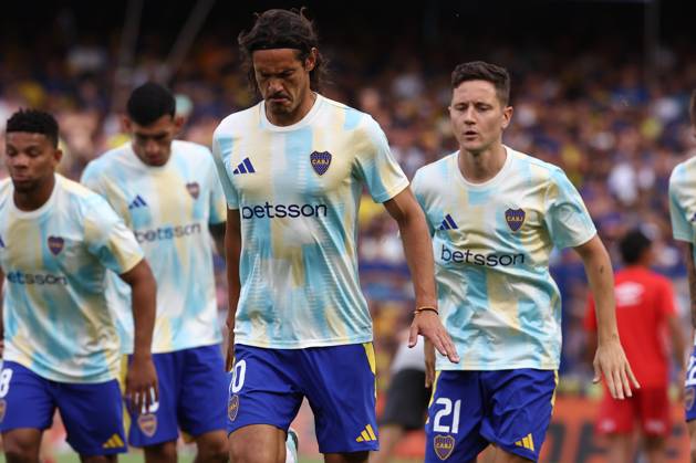 Boca Juniors Uruguayan forward Edinson Cavani (C) and Spaniard midfielder Ander Herrera (R) warm up before the 2025 Apertura Tournament of the Argentine Professional Football League match against Argentinos Juniors, at La Bombonera stadium in Buenos Aires, on January 26, 2025. BUENOS AIRES ARGENTINA Copyright: xALEJANDROxPAGNIx