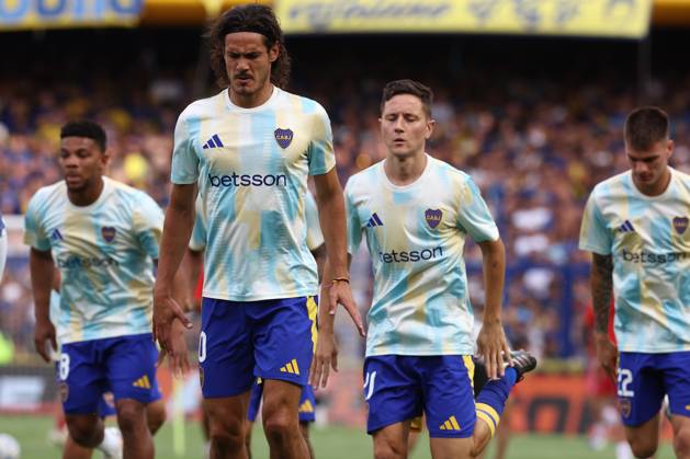 Boca Juniors Uruguayan forward Edinson Cavani (2nd-L) and Spaniard midfielder Ander Herrera (C) warm up before the 2025 Apertura Tournament of the Argentine Professional Football League match against Argentinos Juniors, at La Bombonera stadium in Buenos Aires, on January 26, 2025. BUENOS AIRES ARGENTINA Copyright: xALEJANDROxPAGNIx