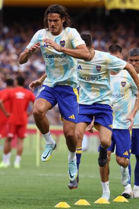 Boca Juniors Uruguayan forward Edinson Cavani (L) and Spaniard midfielder Ander Herrera warm up before the 2025 Apertura Tournament of the Argentine Professional Football League match against Argentinos Juniors, at La Bombonera stadium in Buenos Aires, on January 26, 2025. BUENOS AIRES ARGENTINA Copyright: xALEJANDROxPAGNIx