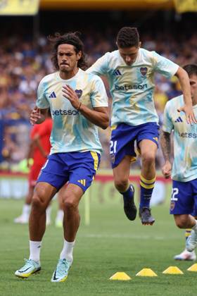 Boca Juniors Uruguayan forward Edinson Cavani (L) and Spaniard midfielder Ander Herrera warm up before the 2025 Apertura Tournament of the Argentine Professional Football League match against Argentinos Juniors, at La Bombonera stadium in Buenos Aires, on January 26, 2025. BUENOS AIRES ARGENTINA Copyright: xALEJANDROxPAGNIx