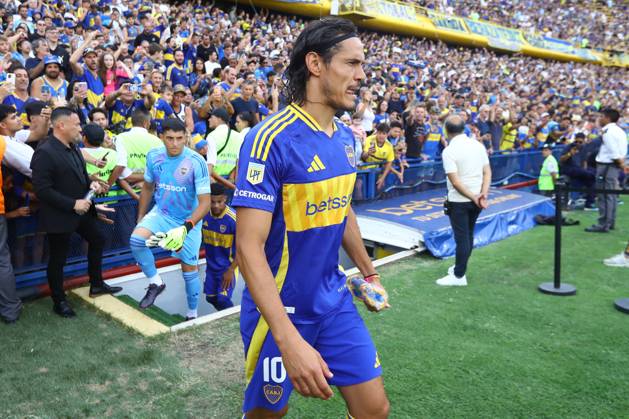 Boca Juniors Uruguayan forward Edinson Cavani enters the field before the 2025 Apertura Tournament of the Argentine Professional Football League match against Argentinos Juniors, at La Bombonera stadium in Buenos Aires, on January 26, 2025. BUENOS AIRES ARGENTINA Copyright: xALEJANDROxPAGNIx