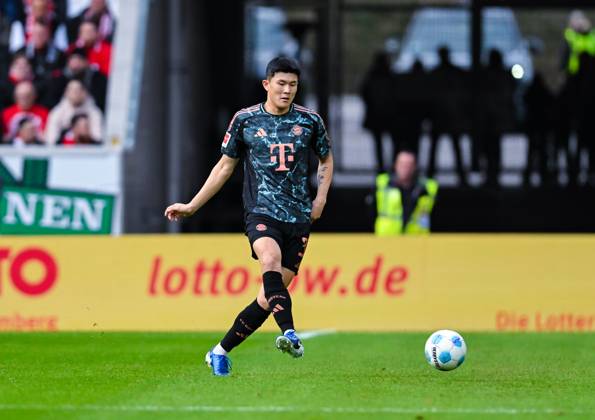 Min-Jae Kim (FC Bayern Muenchen) in Aktion waehrend des Spiels der 1. Bundesliga zwischen SC Freiburg und FC Bayern München, Europa-Park Stadion am 25. January 2025 in Freiburg, Deutschland. (Foto von Silas Schueller DeFodi Images) +++ Min-Jae Kim (FC Bayern Muenchen) controls the ball during the Bundesliga match between SC Freiburg and FC Bayern München at Europa-Park Stadium on January 25, 2025 in Freiburg, Germany. (Photo by Silas Schueller DeFodi Images) DFL regulations prohibit any use of photographs as image sequences and or quasi-video. (Photo by Silas Schueller DeFodi Images) Defodi-738_738_SCFBAY_20250125_326