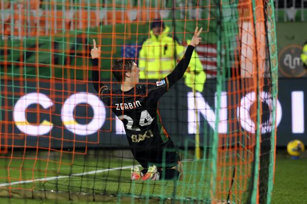 Bilder des Jahres 2025, Sport 01 Januar Sport Themen der Woche KW05 Sport Bilder des Tages Venezia s Alessio Zerbin celebration goal 1-0 during the Serie A enilive soccer match between Venezia and Hellas Verona at the Pier Luigi Penzo Stadium, north Est Italy -Monday January 27, 2025. - Soccer  Copyright: xPaolaxGarbuio Lapressex