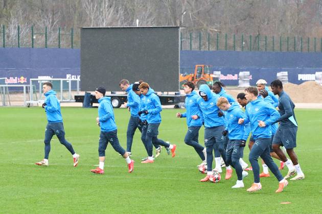 RB Leipzig - Training Champions League Leipzig, 28.01.2025, RBL Trainingszentrum, UEFA Champions League, RB LEIPZIG Abschlusstraining vorm morgigen Spiel bei Sturm Graz , Im Bild: Spieler von RB Leipzig laufen sich warm , Nur zur redaktionellen Nutzung. Editorial use only. ,