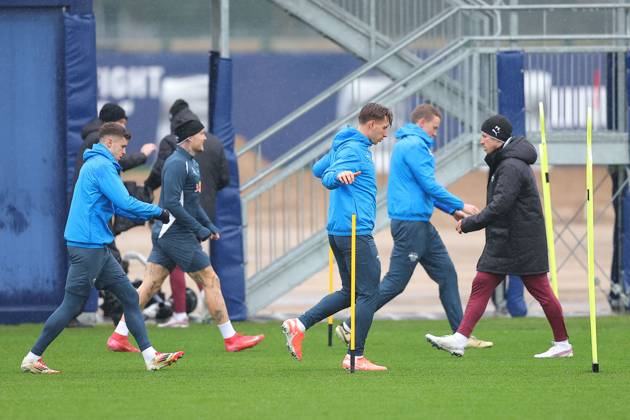 RB Leipzig - Training Champions League Leipzig, 28.01.2025, RBL Trainingszentrum, UEFA Champions League, RB LEIPZIG Abschlusstraining vorm morgigen Spiel bei Sturm Graz , Im Bild: Spieler von RB Leipzig wärmen sich auf , Nur zur redaktionellen Nutzung. Editorial use only. ,