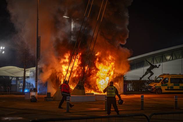 Bilder des Jahres 2025, Sport 01 Januar Sport Themen der Woche KW05 Sport Bilder des Tages 29th January 2025; Etihad Stadium, Manchester, England; UEFA Champions League Football, Manchester City versus Club Brugge; A merchandise stand goes up in flames outside the Etihad Stadium  ActionPlus12745066 GodfreyxPitt