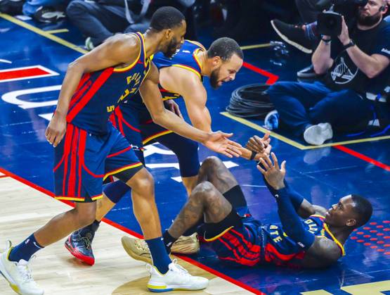 Bilder des Jahres 2025, Sport 01 Januar Sport Themen der Woche KW05 (250130) -- SAN FRANCISCO, Jan. 30, 2025 -- Dennis Schroder (R) of Golden State Warriors gets help from his teammates during the NBA, Basketball Herren, USA basketball game between Golden State Warriors and Oklahoma City Thunder in San Francisco, the United States, Jan. 29, 2025 (Photo by Xinhua) (SP)U.S.-SAN FRANCISCO-BASKETBALL-NBA-WARRIORS VS THUNDER ArthurxDong 