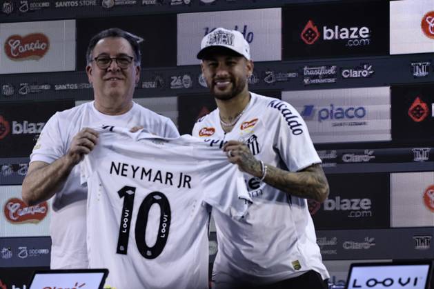 Bilder des Jahres 2025, Sport 01 Januar Sport Themen der Woche KW05 Sport Bilder des Tages Neymar jr gives press conference, PK, Pressekonferenz after signing contract with santos. Santos (SP), 01 31 2025 - football Santos Neymar Jr press conference - Player Neymar Jr gives a press conference accompanied by Marcelo Teixeira, president of Santos, after his presentation to the fans on the night of Friday, January 31, 2025. (Foto: Leco Viana Thenews2 imago images) SPO  Copyright: xLecoxVianax