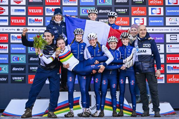 Bilder des Jahres 2025, Sport 02 Februar Sport Themen der Woche KW05 Sport Bilder des Tages 2025 UCI Cyclo-Cross WC - Women Junior LIEVIN, FRANCE - FEBRUARY 01 : Revol Lise (FRA) on the podium with French team during the 2025 UCI Cyclo-Cross World Championships for Women Junior on February 01, 2025 in Lievin, France, 01 02 2025 Lievin France  Copyright: xNicoxVereeckenx