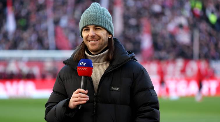 01.02.2025 Deutschland, Stuttgart Fußball Bundesliga, Saison 2024 2025, VfB Stuttgart vs. Borussia Mönchengladbach, Sky-Moderator Riccardo Basile Gemäß den Vorgaben der DFL Deutsche Fußball Liga ist es untersagt, in dem Stadion und oder vom Spiel angefertigte Fotoaufnahmen in Form von Sequenzbildern und oder videoähnlichen Fotostrecken zu verwerten bzw. verwerten zu lassen.