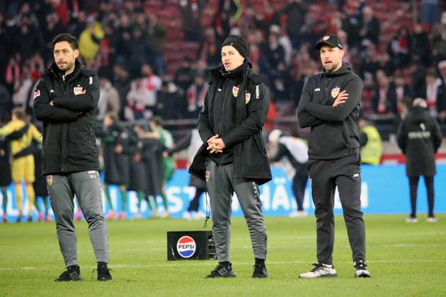 01.02.2025, xmohx, Fussball 1.Bundesliga, VfB Stuttgart - Borussia Mönchengladbach v.l. Co-Trainer Malik Fathi (VfB Stuttgart) David Krecidlo Trainer Sebastian Hoeness Hoeneß (VfB Stuttgart) Enttäuscht, traurig, frustriert (DFL DFB REGULATIONS PROHIBIT ANY USE OF PHOTOGRAPHS as IMAGE SEQUENCES and or QUASI-VIDEO) Stuttgart