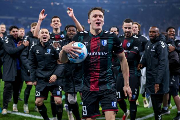 Bilder des Jahres 2025, Sport 02 Februar Sport Themen der Woche KW05 Sport Bilder des Tages 01.02.2025, Fußball, FC Schalke 04 - 1. FC Magdeburg, 2.. Fußball Bundesliga, 20. Spieltag, Veltins-Arena Gelsenkirchen, Saison 2024 2025: Freude und Emotionen nach dem 5:1 Sieg für Magdeburg. Der vierfache Torschütze Martijn Kaars (1.FC Magdeburg 9) hat sich den Spielball gesichert und steht jubelnd und tanzend mit der Mannschaft vor den feiernden Fans. DFB regulations prohibit any use of photographs as image sequences and or quasi-video. Nordrhein-Westfalen Deutschland
