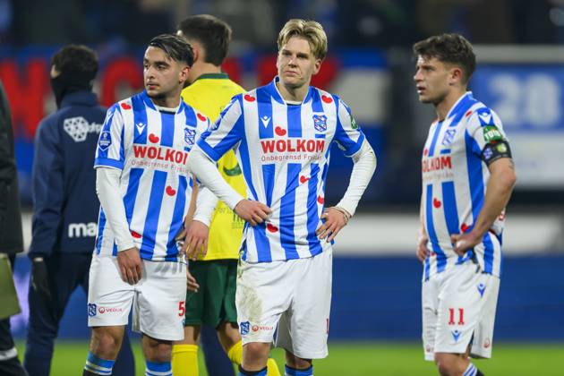 HEERENVEEN - Disappointment at (l-r) Eser Gurbuz of SC Heerenveen, Marcus Linday of SC Heerenveen, Mats Kohlert of SC Heerenveen during the Dutch Eredivisie match between SC Heerenveen and Fortuna Sittard at Abe Lenstra Stadium on Feb. 1, 2025 in Heerenveen, Netherlands. ANP COR LASKER Dutch Eredivisie 2024 25 xVIxANPxSportx xxANPxIVx 518914830 originalFilename: 518914830