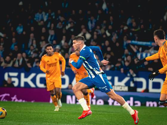 RCD Espanyol de Barcelona v Real Madrid CF - La Liga EA Sports 2024 2025 Roberto Fernandez of Espanyol moves into the attacking third during the La Liga EA SPORTS match against Real Madrid at the Stage Front Stadium. Barcelona Spain  Copyright: xLeonardoxGerzonx originalFilename:gerzon-notitle250201_npVM4