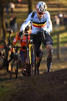 Belgian Wout van Aert pictured in action during the elite men competition of the UCI cyclocross World Championship, WM, Weltmeisterschaft in Lievin, France, Sunday 02 February 2025. The world championships are taking place from 31 January until 02 February. JASPERxJACOBS x111648210x