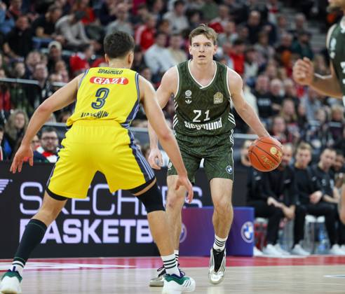 Justuz Hollatz (FC Bayern Basketball, 21) mit Ball mit Matteo Spagnolo (Alba Berlin, 03), GER, FC Bayern Muenchen vs. Alba Berlin, Basketball, easycredit Basketball Bundesliga, BBL, 19. Spieltag, Saison 2024 2025, 02.02.2025, GER, FC Bayern Muenchen vs. Alba Berlin, Basketball, easycredit Basketball Bundesliga, BBL, 19. Spieltag, Saison 2024 2025, 02.02.2025 Muenchen Copyright: xEibner-Pressefoto JennixMaulx EP_JML