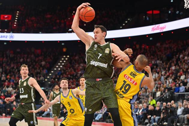 Johannes VOIGTMANN (FCB), Aktion,Zweikampf gegen Louis OLINDE (Berlin). Basketball BBL,Saison 2024 2025 FC Bayern Muenchen-Alba Berlin 99-86 am 02.02.2025, S A P G A R D EN