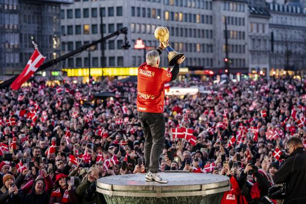Bilder des Jahres 2025, Sport 02 Februar Sport Themen der Woche KW06 Sport Bilder des Tages The handball men are celebrated at Copenhagen City Hall National coach Nikolaj Jacobsen during the celebration of the World Championship, WM, Weltmeisterschaft gold with the handball men at Copenhagen City Hall in Copenhagen, Monday, February 3, 2025. Denmark won the World Championship gold in handball on Sunday evening in Oslo.. (Photo: Mads Claus Rasmussen Ritzau Scanpix) , Copenhagen Denmark Copyright: RitzauxScanpix MadsxClausxRasmussenx spdk20250203-190846-L