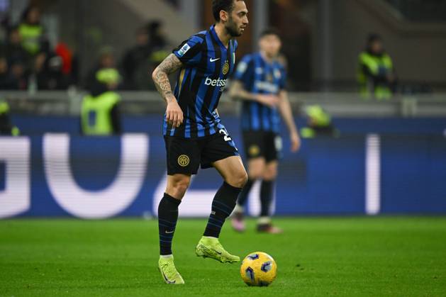 AC Milan vs Inter FC Internazionale Serie A match at Giuseppe Meazza San Siro Stadium Hakan Çalhanoglu of FC Inter in action during the Italian Serie A football match between AC Milan and FC Inter on February 2, 2025 at Giuseppe Meazza San Siro Siro stadium in Milan, Italy Italy Copyright: TizianoxBallabio