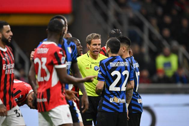 AC Milan vs Inter FC Internazionale Serie A match at Giuseppe Meazza San Siro Stadium Referee Daniele Chiffi seen during the Italian Serie A football match between AC Milan and FC Inter on February 2, 2025 at Giuseppe Meazza San Siro Siro stadium in Milan, Italy Italy Copyright: TizianoxBallabio