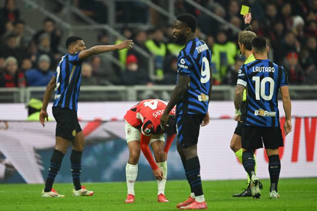 AC Milan vs Inter FC Internazionale Serie A match at Giuseppe Meazza San Siro Stadium Referee Daniele Chiffi shows yellow card to Denzel Dumfries of FC Inter during the Italian Serie A football match between AC Milan and FC Inter on February 2, 2025 at Giuseppe Meazza San Siro Siro stadium in Milan, Italy Italy Copyright: TizianoxBallabio