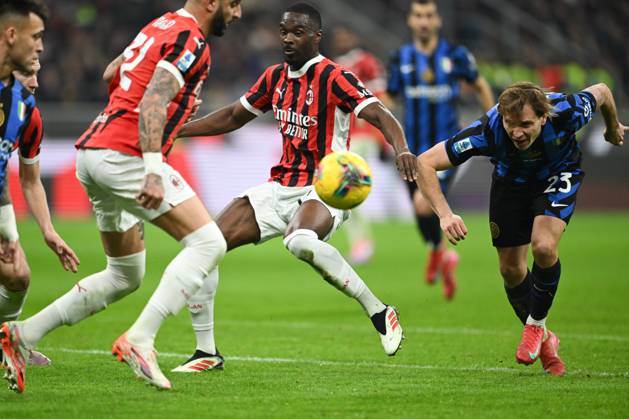 AC Milan vs Inter FC Internazionale Serie A match at Giuseppe Meazza San Siro Stadium Nicolò Barella of FC Inter in action during the Italian Serie A football match between AC Milan and FC Inter on February 2, 2025 at Giuseppe Meazza San Siro Siro stadium in Milan, Italy Italy Copyright: TizianoxBallabio