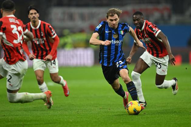 AC Milan vs Inter FC Internazionale Serie A match at Giuseppe Meazza San Siro Stadium Nicolò Barella of FC Inter in action during the Italian Serie A football match between AC Milan and FC Inter on February 2, 2025 at Giuseppe Meazza San Siro Siro stadium in Milan, Italy Italy Copyright: TizianoxBallabio