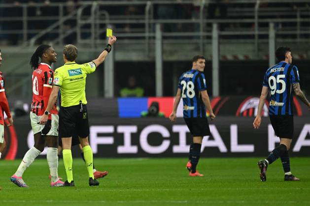 AC Milan vs Inter FC Internazionale Serie A match at Giuseppe Meazza San Siro Stadium Referee Daniele Chiffi shows yellow card to Alessandro Bastoni of FC Inter during the Italian Serie A football match between AC Milan and FC Inter on February 2, 2025 at Giuseppe Meazza San Siro Siro stadium in Milan, Italy Italy Copyright: TizianoxBallabio