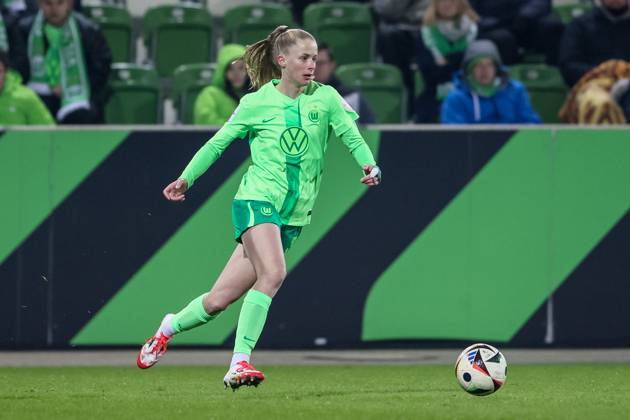 v.li.: Vivien Endemann (VfL Wolfsburg, 25) am Ball, Freisteller, Einzelbild, Ganzkörper, Aktion, Action, Spielszene, DIE DFB-RICHTLINIEN UNTERSAGEN JEGLICHE NUTZUNG VON FOTOS ALS SEQUENZBILDER UND ODER VIDEOÄHNLICHE FOTOSTRECKEN. DFB REGULATIONS PROHIBIT ANY USE OF PHOTOGRAPHS AS IMAGE SEQUENCES AND OR QUASI-VIDEO., 03.02.2025, Wolfsburg (Deutschland), Fussball, Google Pixel Frauen-Bundesliga, VfL Wolfsburg - FC Carl Zeiss Jena
