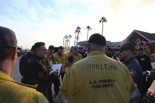 January 10, 2025, Los Angeles, California, USA: Los Angeles County Fire Department Battalion Chiefs JOSHUA BINDER calls a captains meeting with his firefighters to coordinate their containment effort for the Palisades Fire at Duke s Malibu. California Wildfires 2025: Palisades Fire - ZUMA 20250110_mda_j180_853 Copyright: xAJxJohnsonx